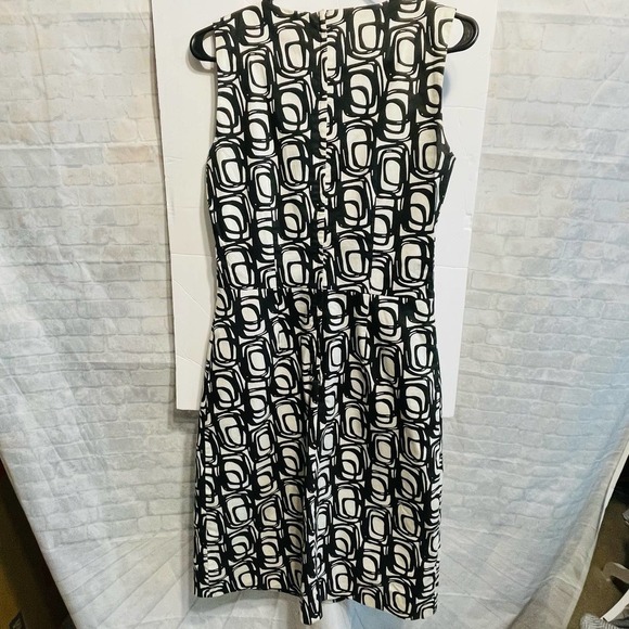 H&M Black & White Graphic design shift dress. US Size 8 regular sleeveless. - Picture 3 of 8